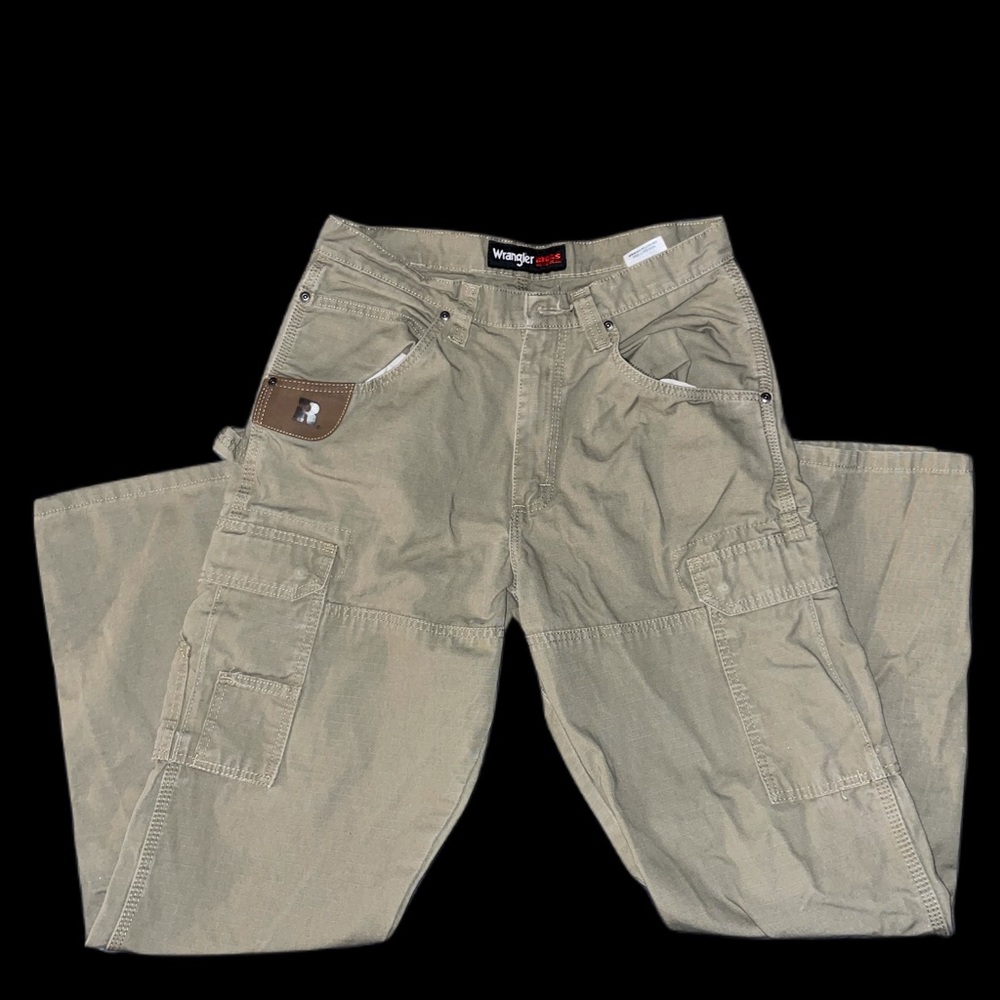 Wrangler Riggs Cargo Pants “button missing”                          Size- 33x32
